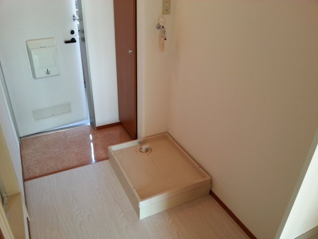 コンフォート津田沼の玄関|玄関の側には室内洗濯機置き場。