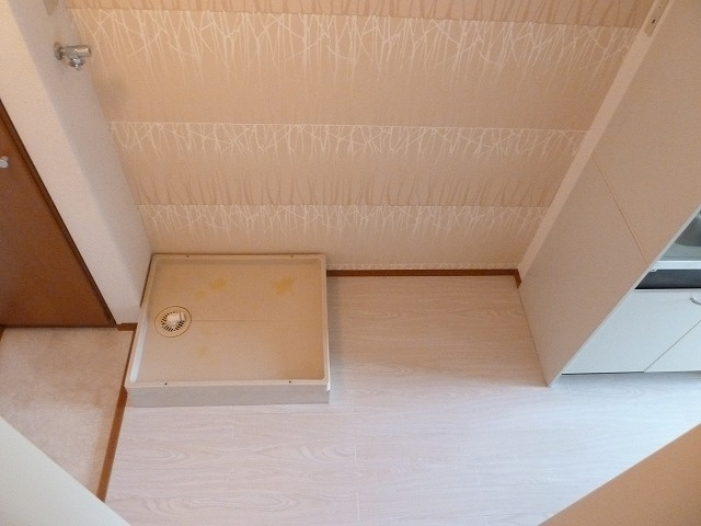 コンフォート津田沼の洗面所|その横には冷蔵庫のスペースがあります。