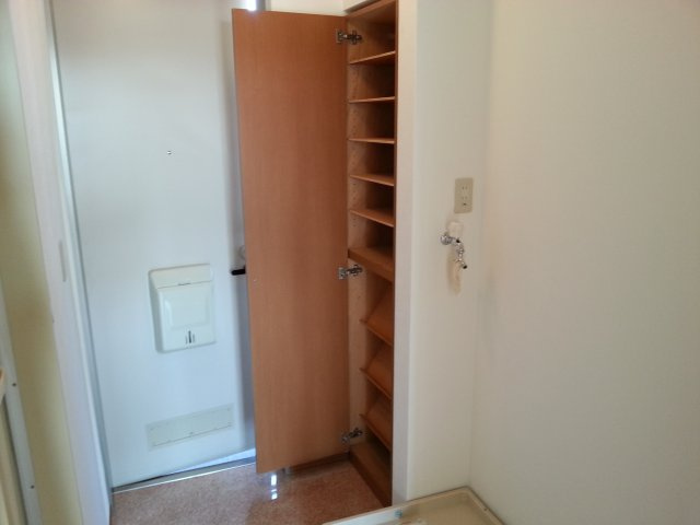 コンフォート津田沼の収納|玄関脇のシューズボックス。