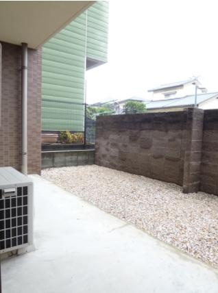 アーニスト国分の庭