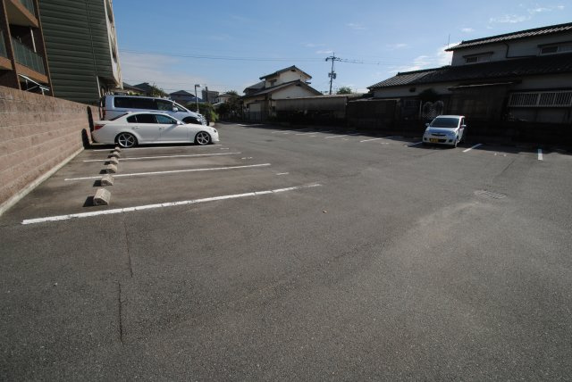 アーニスト国分の駐車場