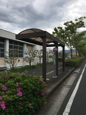 【周辺】 | 大津市仰木の里4丁目6-5　中古戸建 | 最寄りのバス停（仰木の里小学校前）
