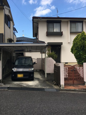 【駐車場】 | 大津市仰木の里4丁目6-5　中古戸建 | カーポートと玄関