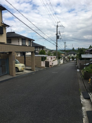【前面道路含む現地写真】 | 大津市仰木の里4丁目6-5　中古戸建 | 外観 南西側6m道路(西側から）