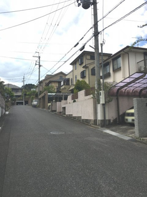 【前面道路含む現地写真】 | 大津市仰木の里4丁目6-5　中古戸建 | 外観 南西側6m道路（南側から）