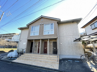 【外観】 | 小田急線「五月台」駅まで徒歩2分！1フロア2住戸の2階建てアパートです☆駅近で通勤通学はもちろん、お買い物やお出かけにもGood☆