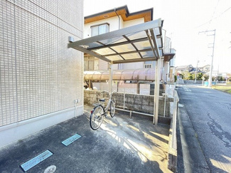 【その他共用部分】 | 屋根付きの駐輪場で雨が降っても大切な自転車が濡れなくてすみますね♪荷物が重いときに自転車があれば助かりますね！
