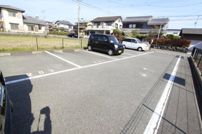 【駐車場】 | エクセレント　ステージ | 駐車場があるので、車を買う予定の方も安心です