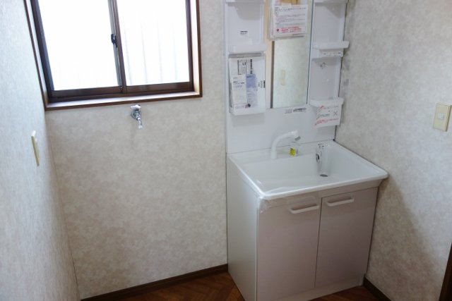 足立区青井４丁目の一戸建ての独立洗面台|独立洗面台、小物を置くことができて便利です