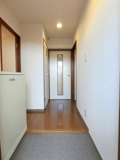 【展望】 | 玄関から室内への景観です！左手に洗面所、トイレ、右手に洋室4.3帖のお部屋、正面奥にリビングダイニングキッチンがあります☆