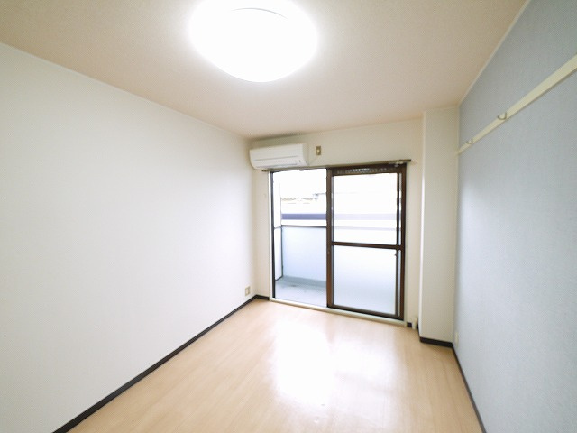 ルミエールタナカの寝室|落ち着いた色調の寝室です