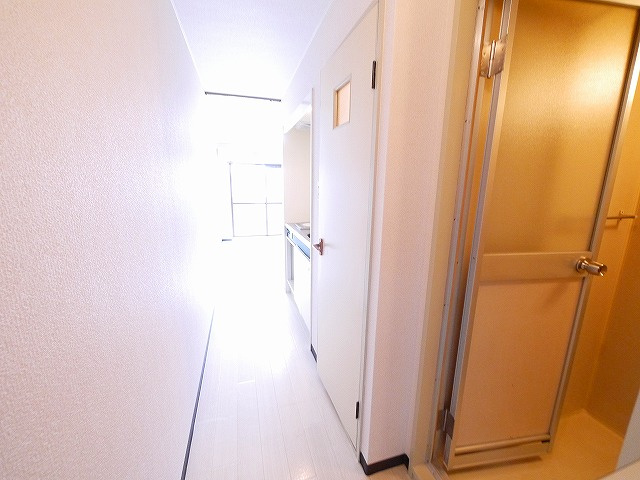 ルミエールタナカの玄関|明るい玄関です