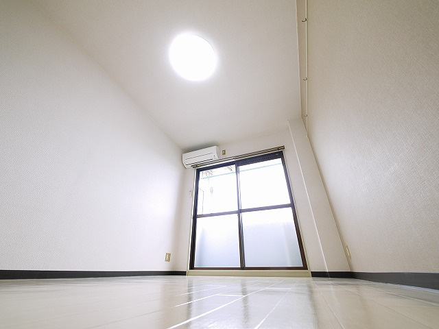 ルミエールタナカの洋室|明るい洋室です