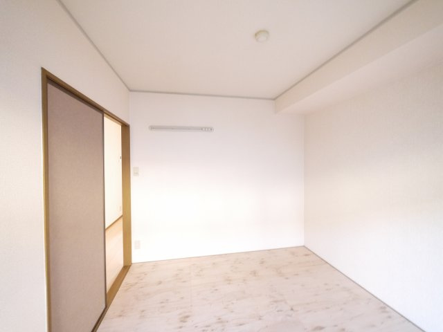 ラークハイムⅡの洋室|明るい洋室です