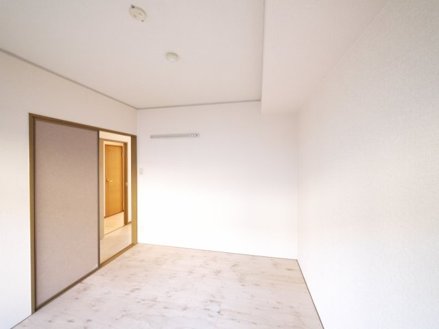 ラークハイムⅡの洋室|明るい洋室です