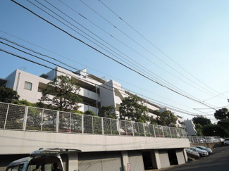 【外観】 | 6階・南東向きにつき日当たり・眺望良好！住まいの独立性を高める玄関アルコーブ付♪
