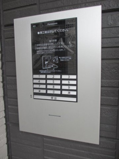 【エントランス】 | 共用エントランスは不審者の侵入を未然に防ぐオートロック付き！防犯対策充実しています◎