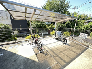 【その他共用部分】 | 屋根付きの駐輪場があるので雨が降っても安心です☆駅まで自転車もおすすめです！