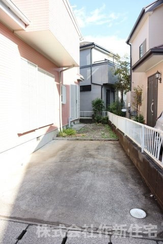 花見川区横戸町　中古戸建　平成１１年建築　南西側５ｍ道路面の駐車場