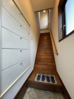 【展望】 | 玄関から室内への景観です！階段を上がった先に7帖のダイニングキッチンがあります☆