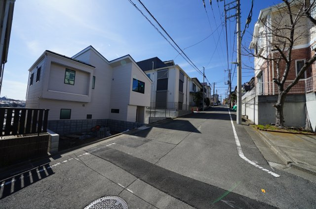 保土ヶ谷区法泉3丁目 新築戸建て【成約】の前面道路含む現地写真