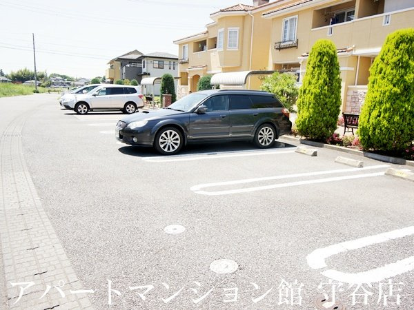 メゾン・ドゥ・ソレイユBの駐車場