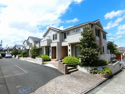 【外観】 | グレイスコート南原B | ペット＆楽器OK！人気のテラスハウスです☆小学校や幼稚園が近くてお子様のいるファミリーさんには嬉しい立地♪田園都市線「宮崎台」駅より徒歩圏内です！