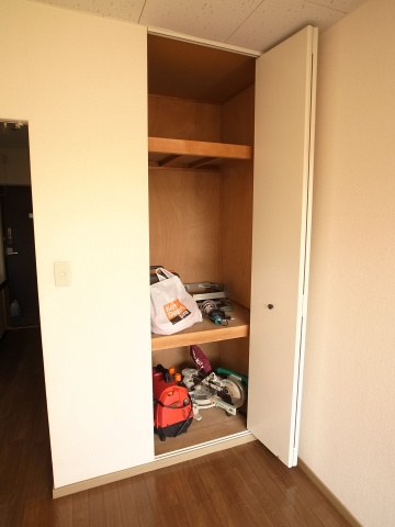 【収納】 | エクセルⅢ | 三段の収納はつかいがってバッチリです☆（写真は掃除道具が入ってます。。）