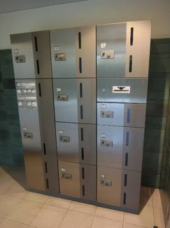 【エントランス】 | 共用エントランスには宅配BOXがあるので荷物の受け取りもスムーズに♪再配達の手間がかからないのが魅力♪