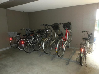 【その他共用部分】 | 屋内の駐輪場で雨が降っても大切な自転車が濡れなくてすみます♪荷物が重いときに自転車があれば助かりますね！