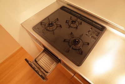 【設備】 | LES ENS FAMIIAUX H | 3口ガスコンロ＆グリル（別部屋）