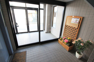 【エントランス】 | シャトー香芝 | 清潔なエントランスです