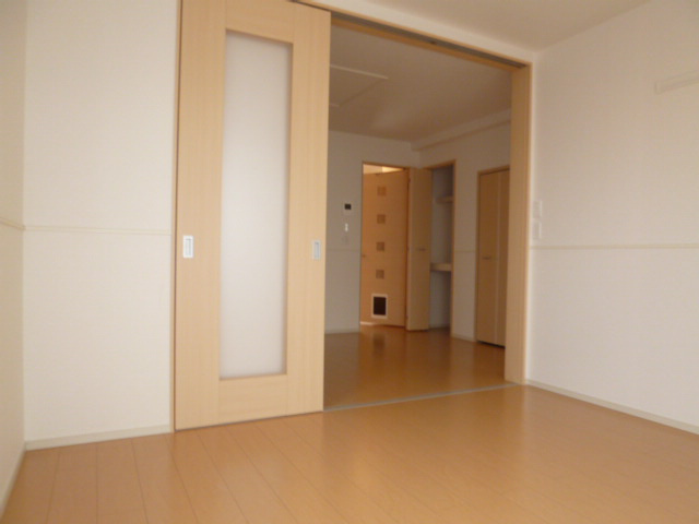 グローヴブリーズガーデンＢの居間・リビング|洋室