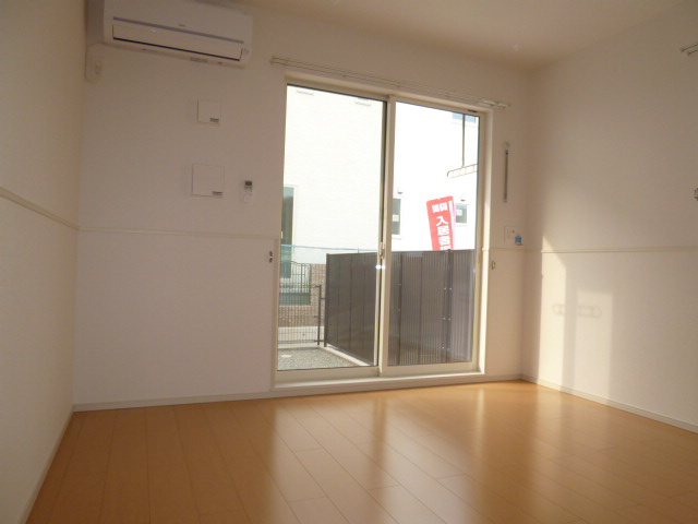 グローヴブリーズガーデンＢの居間・リビング|洋室