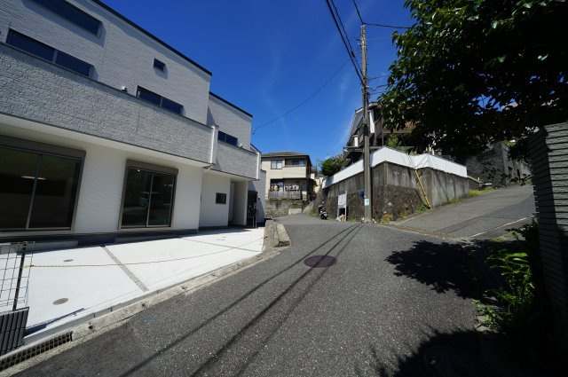 保土ヶ谷区初音ヶ丘　新築一戸建て【成約】の前面道路含む現地写真