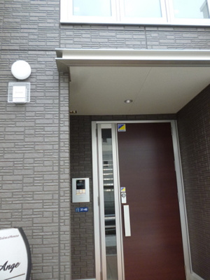 【エントランス】 | ラ・アンジュ | 共用エントランスは不審者の侵入を未然に防ぐオートロック付き！防犯対策充実しています◎