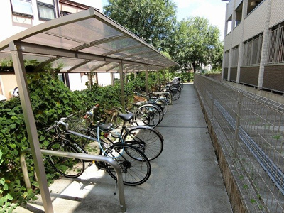 【その他共用部分】 | ラ・アンジュ | 屋根付きの駐輪場・バイク置場があるので雨が降っても安心です☆自転車やバイクがあれば通勤・通学、お買い物にも便利です♪