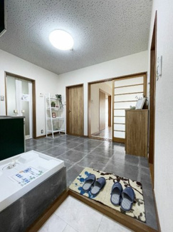 【展望】 | 玄関から室内への景観です！キッチンの奥に洋室6帖のお部屋が2部屋あります♪