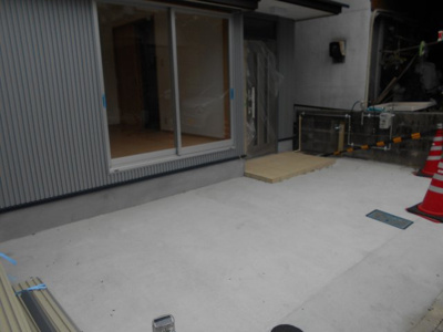 【駐車場】 | 高知市山手町中古戸建て | 1台駐車可能な玄関先です。