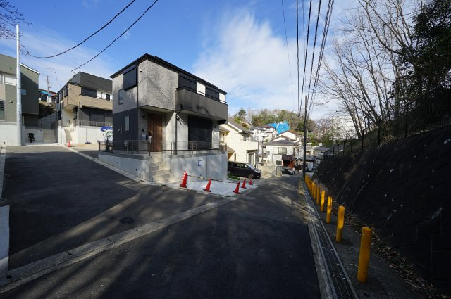 保土ヶ谷区桜ケ丘2丁目　全７棟新築一戸建て【成約】の前面道路含む現地写真