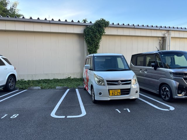 SQUARE-iの駐車場