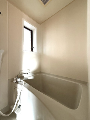 【浴室】 | 第7高春荘 | 清潔感のある浴室です♪小窓があるので湿気がこもりにくくて良いですね☆ゆったりお風呂に浸かって一日の疲れもリフレッシュ！