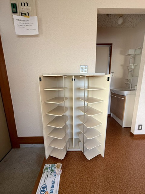 【玄関】 | 第7高春荘 | シューズボックスがあるので靴が散らからずいつでも玄関すっきり♪上に写真やかわいい小物を置けるので、玄関を華やかに飾れますね♪