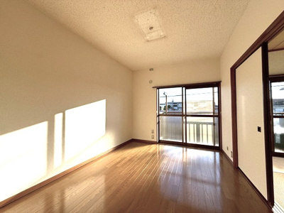 【洋室】 | 第7高春荘 | 南向き洋室6帖☆バルコニーに繋がる陽当たりの良いお部屋です！子供部屋や書斎・寝室など多用途に使えそうなお部屋です♪