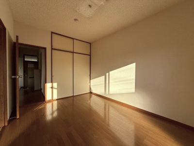 【寝室】 | 第7高春荘 | 南向き洋室6帖☆収納スペースがあります♪荷物をたっぷり収納できてお部屋がすっきり片付きます☆