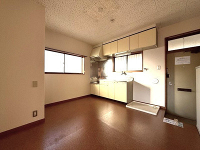 【居間・リビング】 | 第7高春荘 | ダイニングキッチン7帖☆角部屋二面採光のお部屋です♪広めのキッチンスペースで毎日楽しくお料理もできますね！