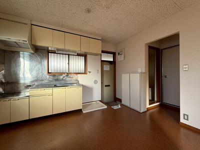 【居間・リビング】 | 第7高春荘 | ダイニングキッチン7帖☆和室側からの眺めです☆椅子とテーブルを囲んで家族団欒の時間を過ごせます♪