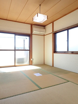 【和室】 | 第7高春荘 | 南向き和室6帖☆バルコニーに繋がる角部屋二面採光の陽当たりの良いお部屋です！エアコン付きで1年中快適に過ごせますね☆