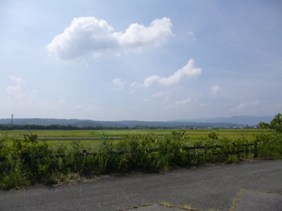 【周辺】 | 高島市新旭町針江2-212　中古戸建 | 物件の前の道路から、自然の山々が眺められます