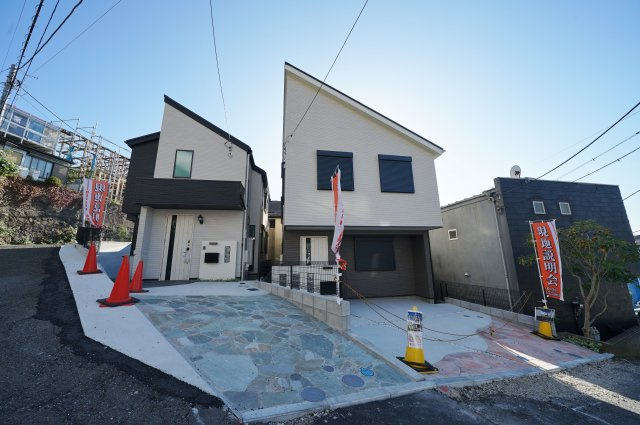 スタイリッシュなデザイン住宅！全館洗浄の良水工房設備。屋根裏収納♪保土ヶ谷区東川島町全2棟新築一戸建の外観